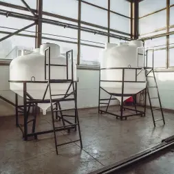 Емкость ЦКТ 5000 л с патрубком 90мм с фланцем под плотность до 1,2 г/см3 белая в обрешетке с лестницей