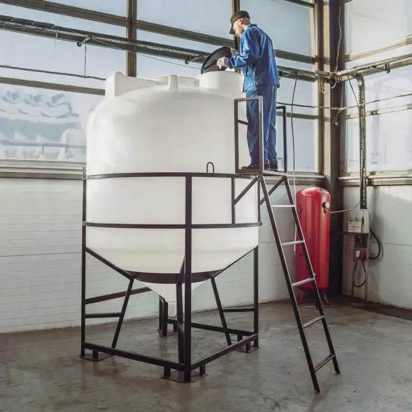 Емкость ЦКТ 5000 л с патрубком 90мм с фланцем под плотность до 1,5 г/см3 белая в обрешетке с лестницей