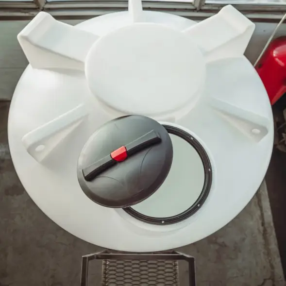 Емкость ЦКТ 5000 л с патрубком 90мм с фланцем под плотность до 1,5 г/см3 белая в обрешетке с лестницей