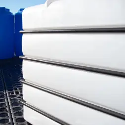 Емкость K 3000л под плотность до 1.5 г/см3 белая с откидной крышкой в обрешетке