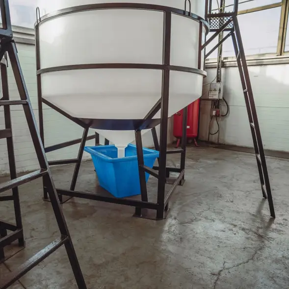 Емкость ЦКТ 5000 л с патрубком 90мм с фланцем под плотность до 1,2 г/см3 белая в обрешетке