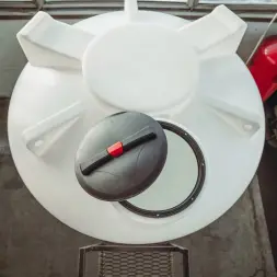 Емкость ЦКТ 5000 л с патрубком 110мм под плотность до 1,2 г/см3 белая в обрешетке с лестницей