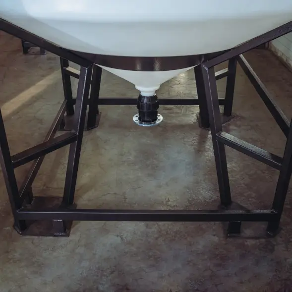 Емкость ЦКТ 5000 л с патрубком 110мм с фланцем под плотность до 1,5 г/см3 белая в обрешетке