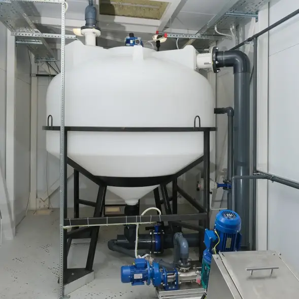 Емкость ЦКТ 3000 л с патрубком 110мм с фланцем белая в обрешетке с лестницей