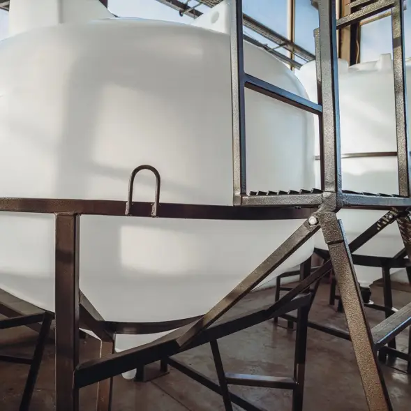 Емкость ЦКТ 3000 л с патрубком 110мм с фланцем белая в обрешетке с лестницей